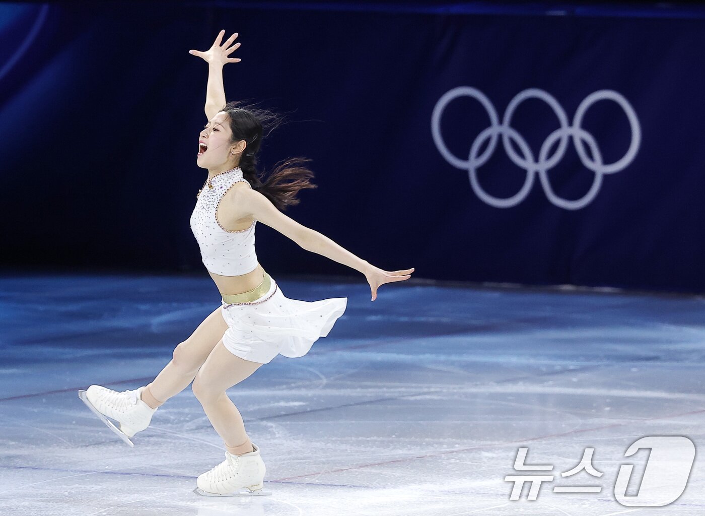 본문 이미지 - 피겨 이해인이 21일(현지시간) 이탈리아 밀라노 아이스 스케이팅 아레나에서 열린 2026 밀라노·코르티나담페초 동계올림픽 피겨 갈라쇼에서 넷플릭스 '케이팝 데몬 헌터스' OST에 맞춰 연기를 펼치고 있다. 2026.2.22 ⓒ 뉴스1 김성진 기자