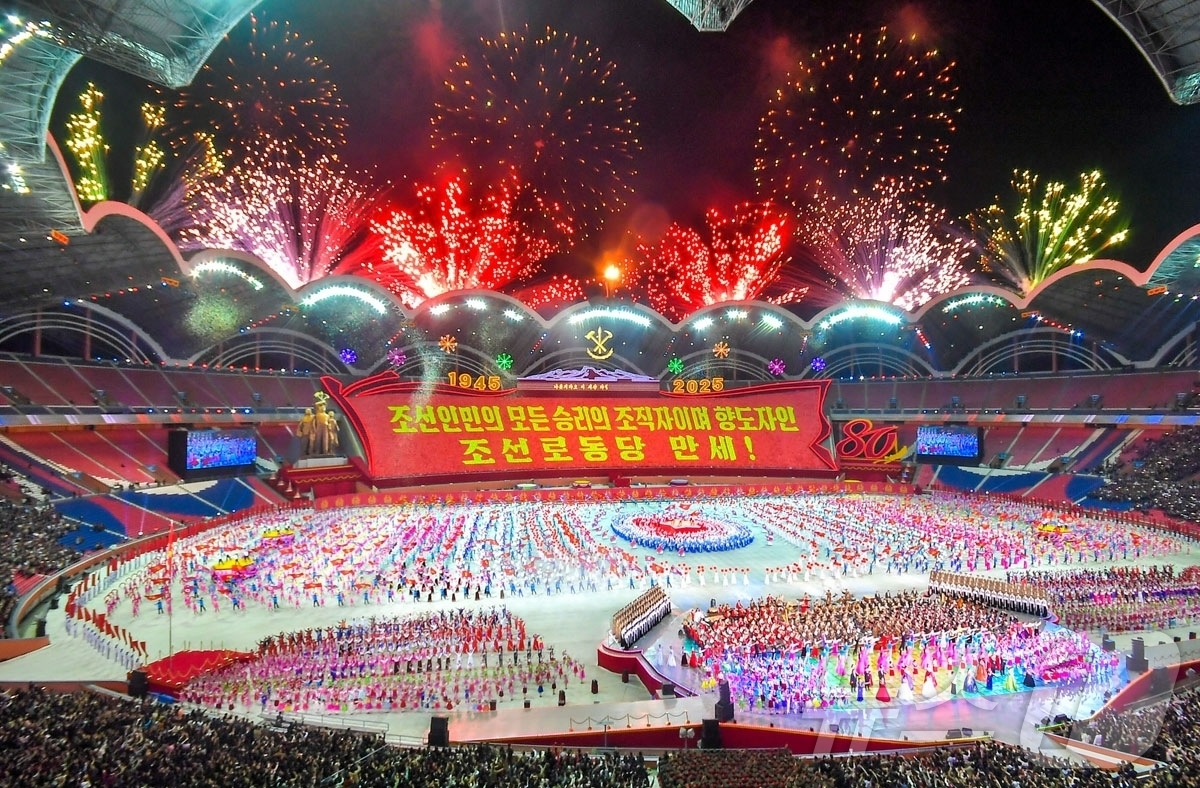 (평양 노동신문=뉴스1) = 북한 노동당 기관지 노동신문은 22일 "대집단체조와 예술 공연은 당의 영도 밑에 창조되고 발전된 우리 식의 독특한 예술 형식"이라며 북한식 예술을 조명 …