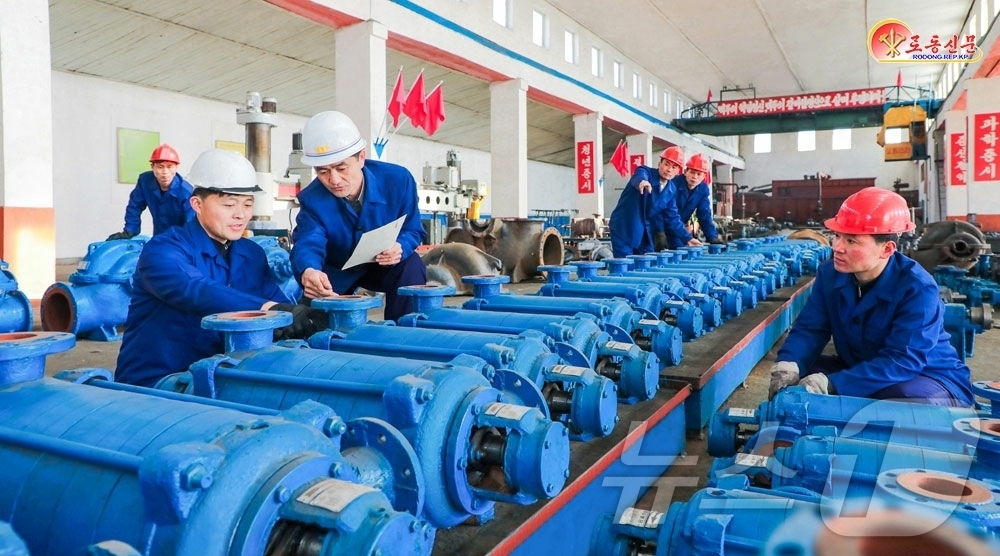 (평양 노동신문=뉴스1) = 북한 노동당 기관지 노동신문은 22일 "안주뽐프(펌프)공장 일꾼들과 노동계급이 일평균 130％ 이상의 생산 실적을 기록하며 증산의 불길을 세차게 지펴올 …