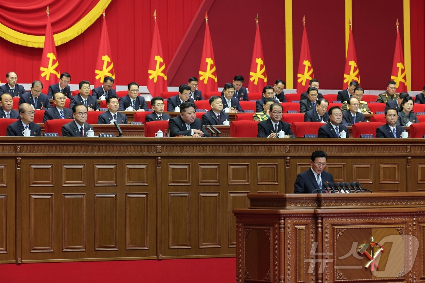 (평양 노동신문=뉴스1) = 북한 노동당 기관지 노동신문은 "제9차 당 대회 3일차 회의에서 김정은 노동당 총비서가 당중앙위원회 제8기 사업 총화 보고에서 자신감에 부응한 새로운 …