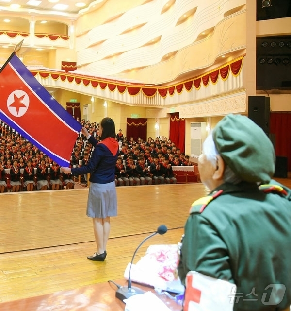 (평양 노동신문=뉴스1) = 북한 노동당 기관지 노동신문은 22일 "위대한 전승세대의 고귀한 넋과 정신을 굳건히 이어갈 새 세대들의 의지와 충천한 기세가 승화되는 가운데 전쟁노병과 …