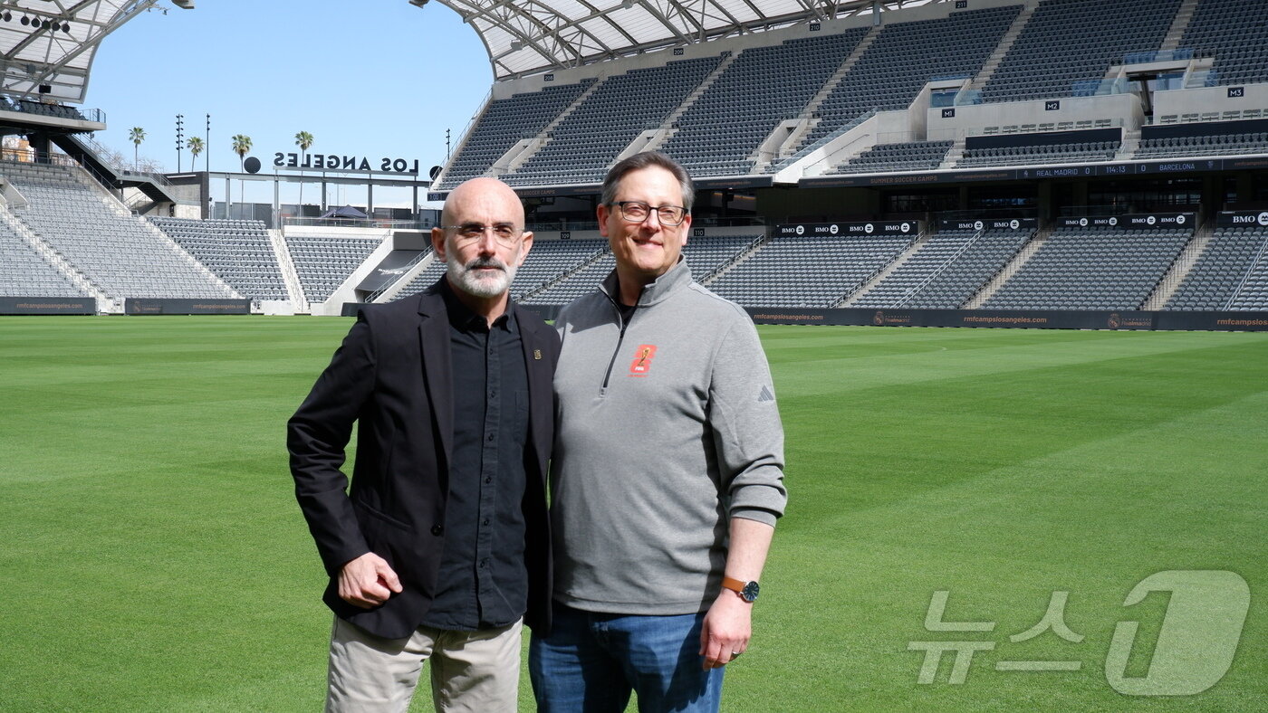 본문 이미지 - 래리 프리드먼 LAFC 대표(왼쪽), 아담 버크 로스앤젤레스관광청 청장이 지난 20일 오후(현지시간) 미국 로스앤젤레스 BMO 스타디움에서 사진 촬영하고 있다. ⓒ 뉴스1 윤슬빈 관광전문기자