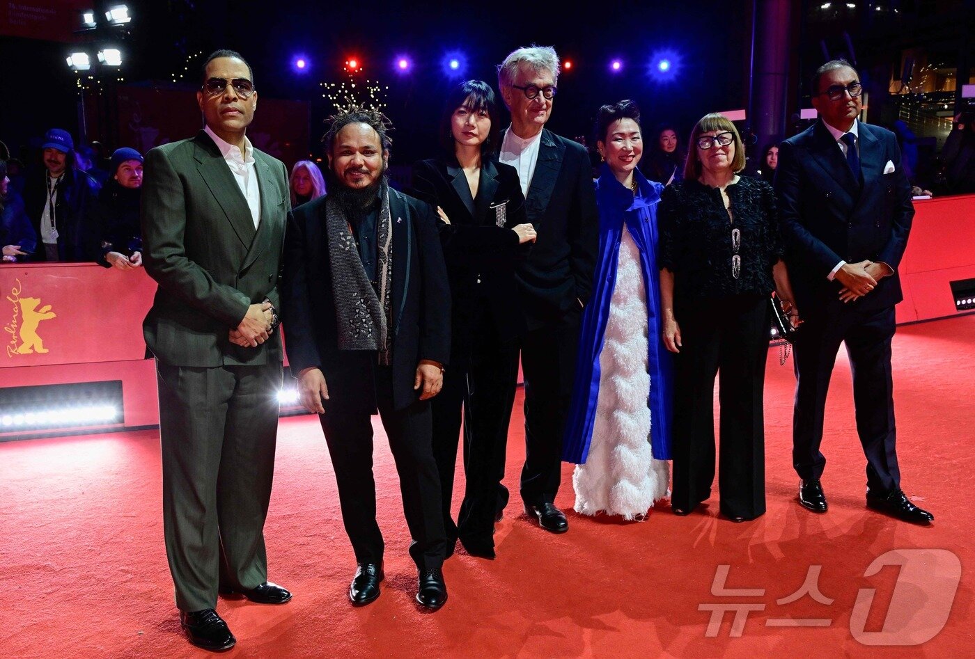 본문 이미지 - 제76회 베를린 국제영화제 심사위원단 배두나(왼쪽에서 세 번째) ⓒ AFP=뉴스1