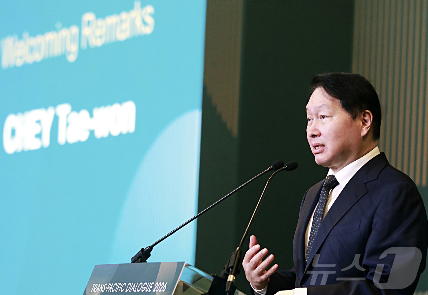 (워싱턴=뉴스1) 류정민 특파원 = 최태원 SK그룹 회장이 20일(현지시간) 미국 워싱턴DC 샐러맨더 호텔에서 열린 최종현학술원 주최 '트랜스 퍼시픽 다이얼로그'(TPD) 2026 …