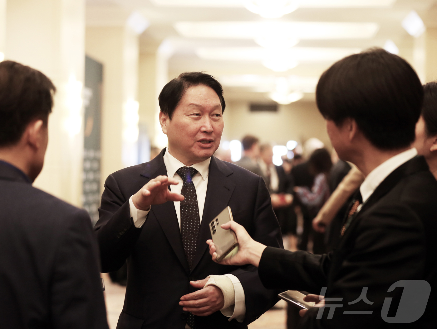 (워싱턴=뉴스1) 류정민 특파원 = 최태원 SK그룹 회장이 20일(현지시간) 미국 워싱턴DC 샐러맨더 호텔에서 열린 최종현학술원 주최 '트랜스 퍼시픽 다이얼로그'(TPD) 2026 …