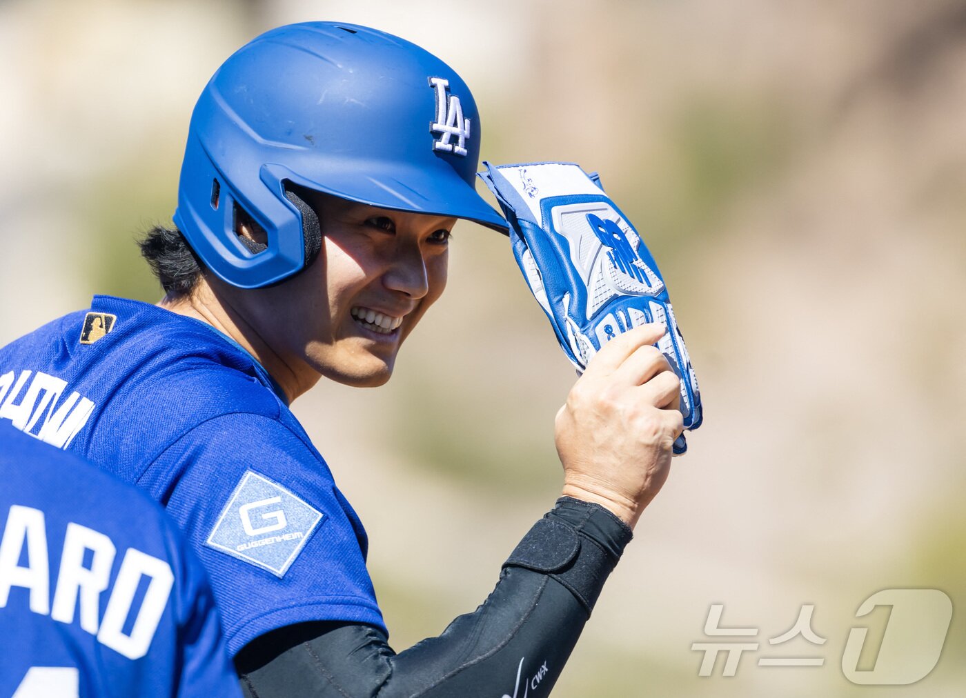 본문 이미지 - LA 다저스 오타니 쇼헤이가 22일(한국시간) 열린 LA 에인절스와 2026 메이저리그 시범경기에서 1회초 김혜성의 적시타 때 홈에 들어와 결승 득점을 기록했다. ⓒ 로이터=뉴스1