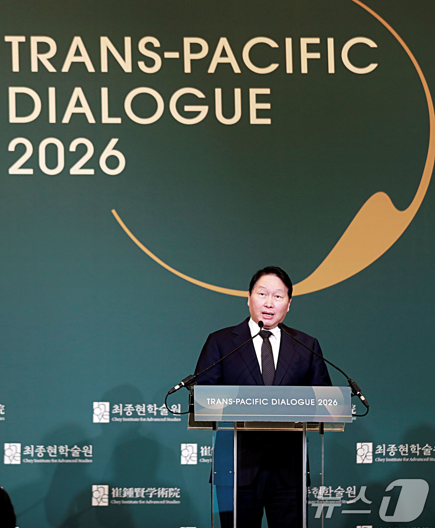 (서울=뉴스1) = 최태원 SK 회장 겸 최종현학술원 이사장이 20일과 21일(현지시간) 양일간 미국 워싱턴DC 샐러맨더 호텔에서 '트랜스 퍼시픽 다이얼로그(Trans-Pacifi …