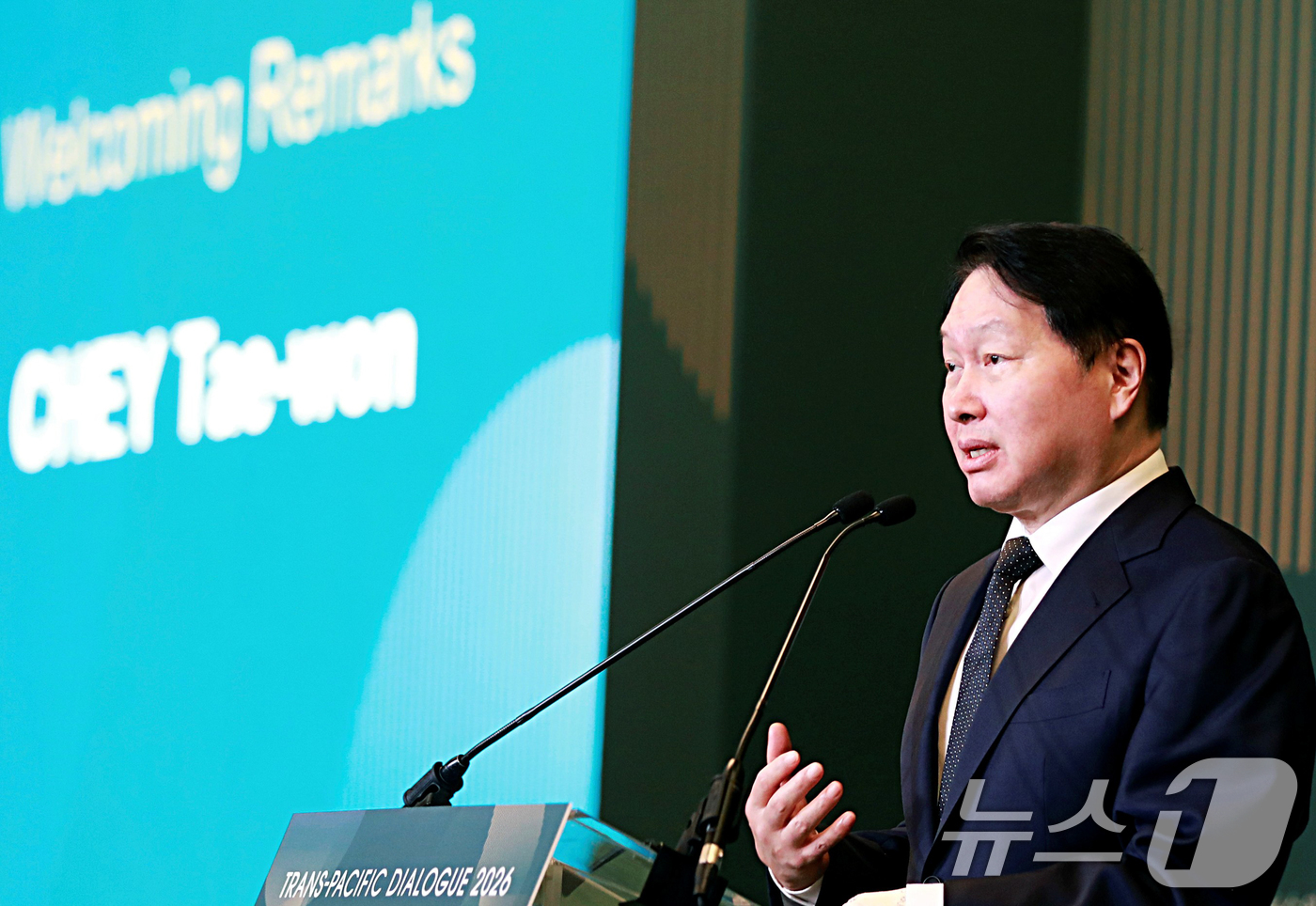 (서울=뉴스1) = 최태원 SK 회장 겸 최종현학술원 이사장이 20일과 21일(현지시간) 양일간 미국 워싱턴DC 샐러맨더 호텔에서 '트랜스 퍼시픽 다이얼로그(Trans-Pacifi …