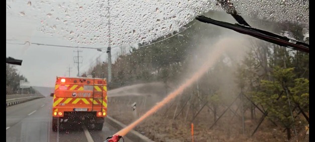 산림청, 충남 서산 산불 현장에 친환경 '리타던트' 살포