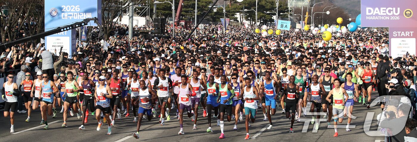 본문 이미지 - 22일 오전 대구 수성구 대구스타디움 앞에서 열린 '2026 대구마라톤대회' 참가자들이 힘차게 출발하고 있다. 이번 대회에는 국내외 마라토너 4만여 명이 참가해 국내 최대 규모로 치러진다. 2026.2.22 ⓒ 뉴스1 공정식 기자