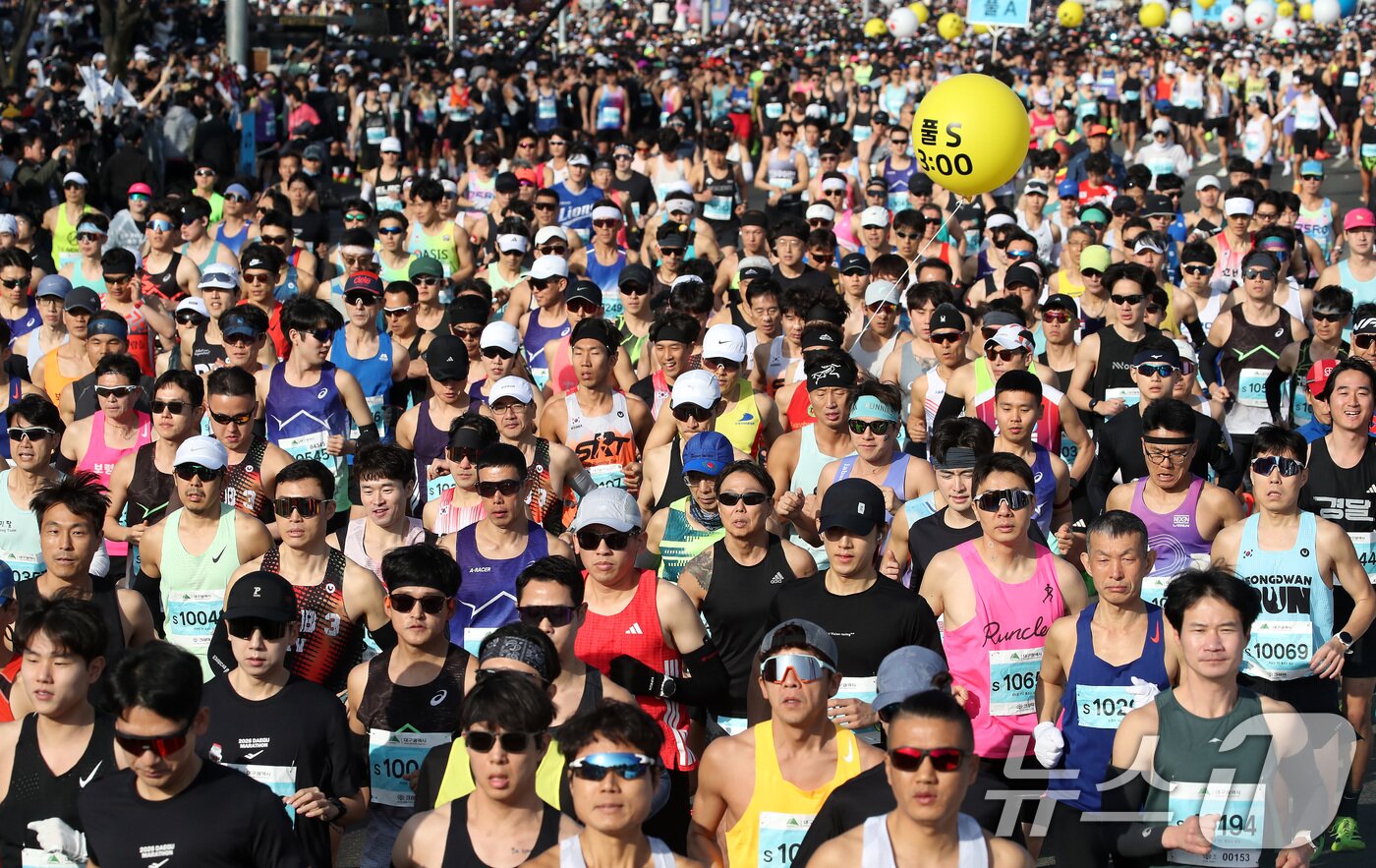 본문 이미지 - 22일 오전 대구 수성구 대구스타디움 앞에서 열린 '2026 대구마라톤대회' 참가자들이 힘차게 출발하고 있다. 이번 대회에는 국내외 마라토너 4만여 명이 참가해 국내 최대 규모로 치러진다. 2026.2.22 ⓒ 뉴스1 공정식 기자