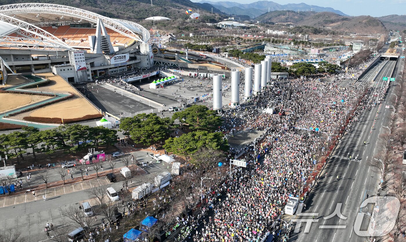 본문 이미지 - 22일 오전 대구 수성구 대구스타디움 앞에서 열린 '2026 대구마라톤대회' 참가자들이 힘차게 출발하고 있다. 이번 대회에는 국내외 마라토너 4만여 명이 참가해 국내 최대 규모로 치러진다. 2026.2.22 ⓒ 뉴스1 공정식 기자