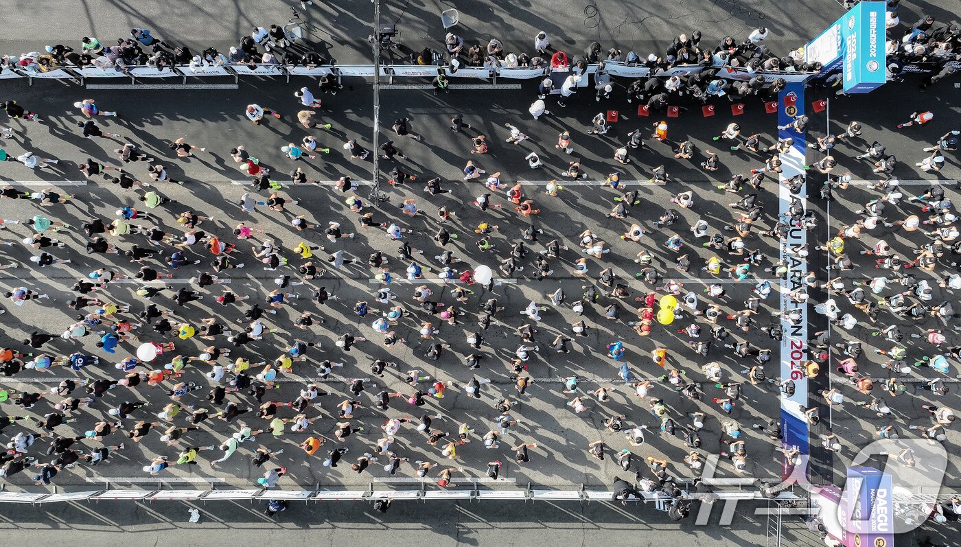 본문 이미지 - 22일 오전 대구 수성구 대구스타디움 앞에서 열린 '2026 대구마라톤대회' 참가자들이 힘차게 출발하고 있다. 이번 대회에는 국내외 마라토너 4만여 명이 참가해 국내 최대 규모로 치러진다. 2026.2.22 ⓒ 뉴스1 공정식 기자
