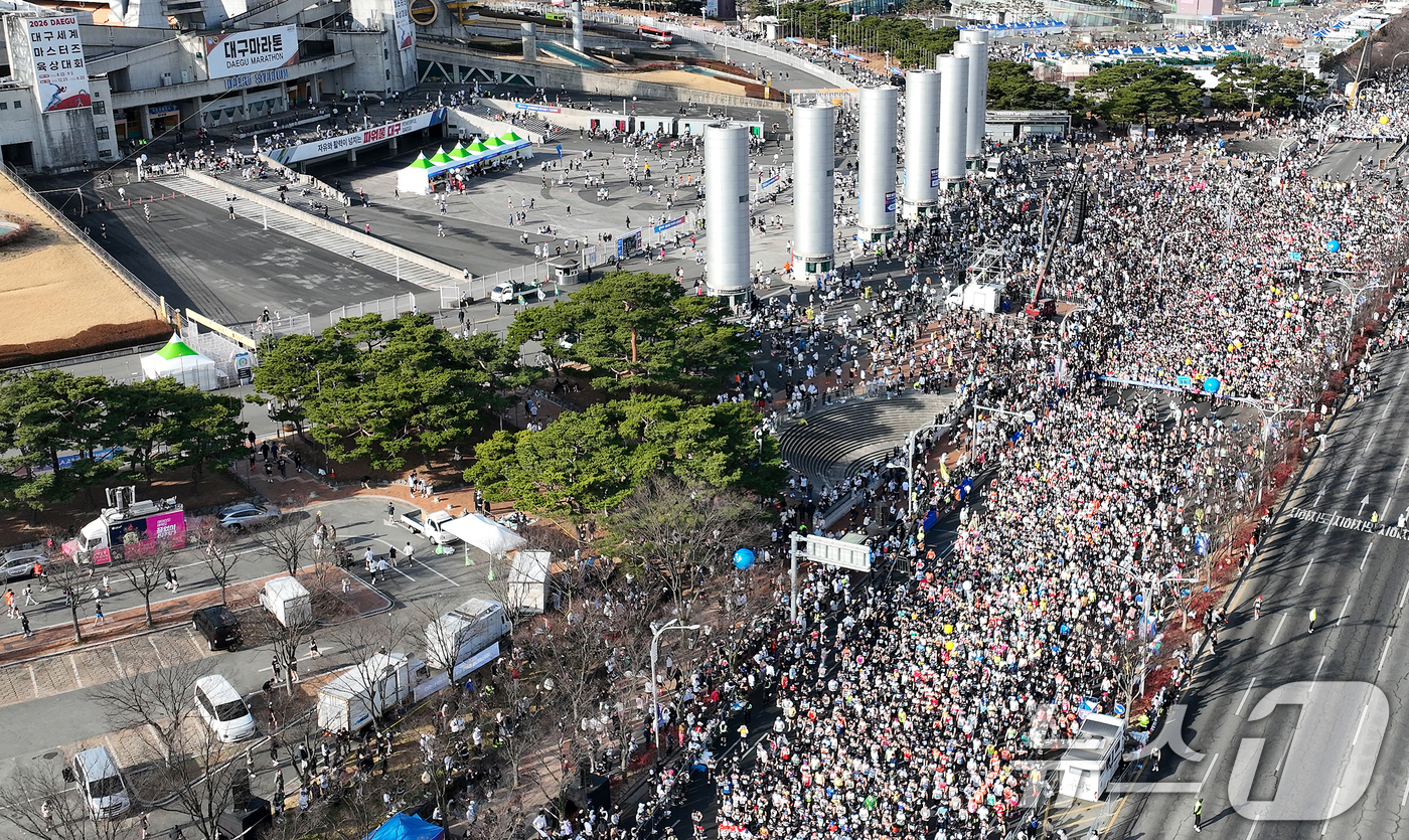 (대구=뉴스1) 공정식 기자 = 22일 오전 대구 수성구 대구스타디움 앞에서 열린 '2026 대구마라톤대회' 참가자들이 힘차게 출발하고 있다.이번 대회에는 국내외 마라토너 4만여 …