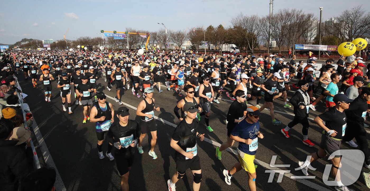 본문 이미지 - 22일 오전 대구 수성구 대구스타디움 앞에서 열린 '2026 대구마라톤대회' 참가자들이 힘차게 달리고 있다. 이번 대회에는 국내외 마라토너 4만여 명이 참가해 국내 최대 규모로 치러진다. 2026.2.22 ⓒ 뉴스1 공정식 기자
