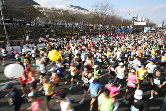 뇌진탕 아이 차량, 복통 여성 차량…대구마라톤 코스 돌발 상황