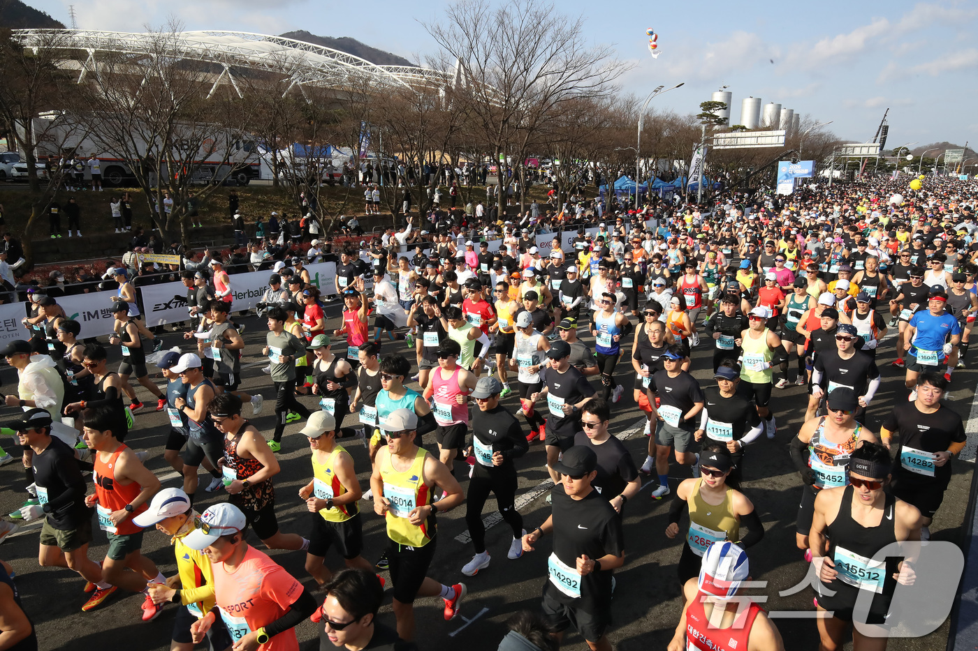 (대구=뉴스1) 공정식 기자 = 22일 오전 대구 수성구 대구스타디움 앞에서 열린 '2026 대구마라톤대회' 참가자들이 힘차게 달리고 있다.이번 대회에는 국내외 마라토너 4만여 명 …