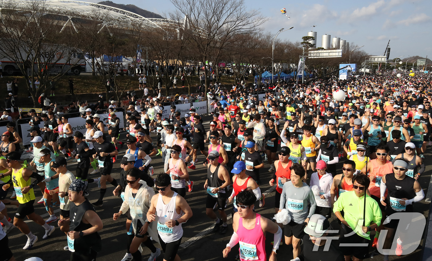 (대구=뉴스1) 공정식 기자 = 22일 오전 대구 수성구 대구스타디움 앞에서 열린 '2026 대구마라톤대회' 참가자들이 힘차게 달리고 있다.이번 대회에는 국내외 마라토너 4만여 명 …