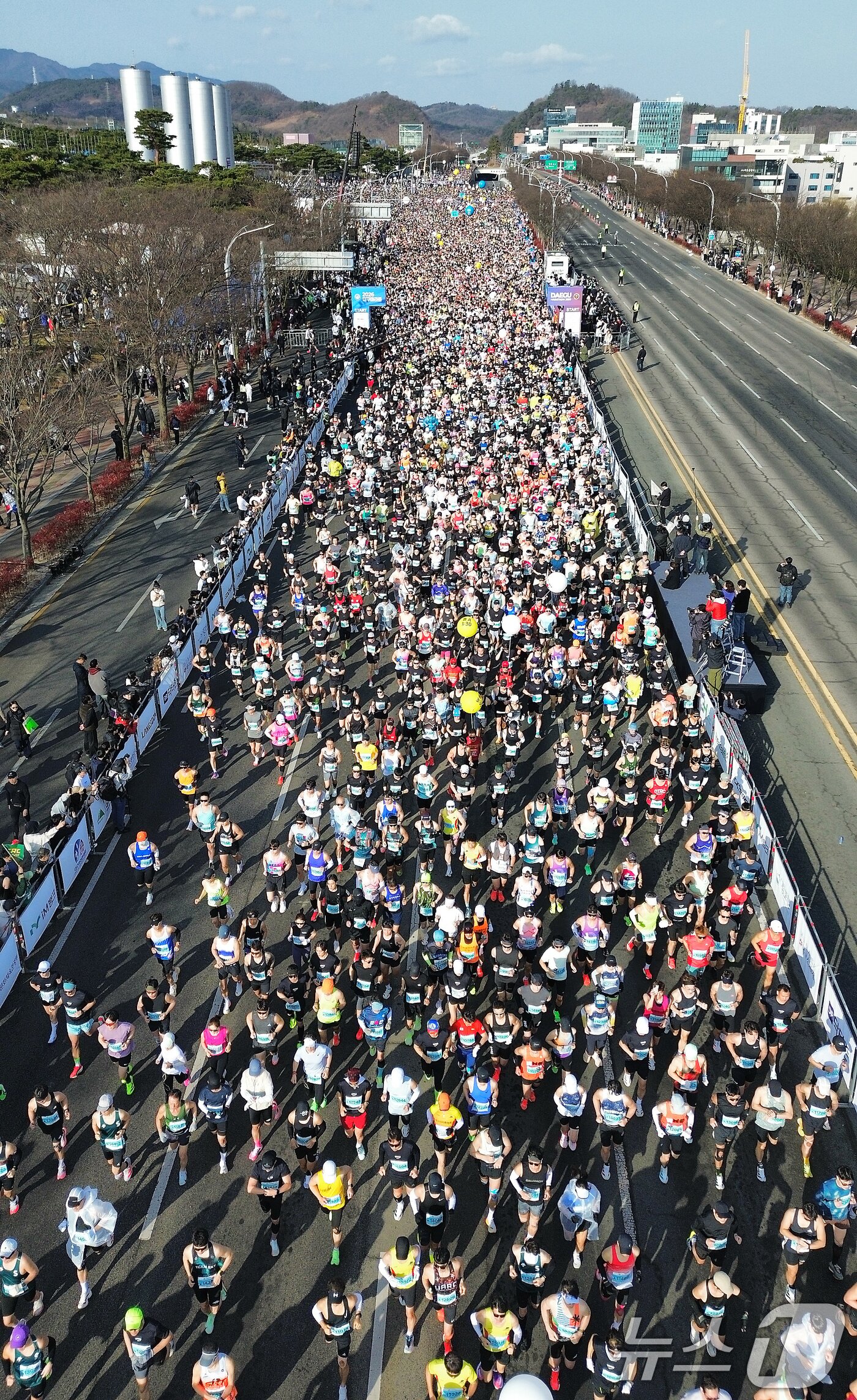 본문 이미지 - 22일 오전 대구 수성구 대구스타디움 앞에서 열린 '2026 대구마라톤대회' 참가자들이 힘차게 달리고 있다. 2026.2.22 ⓒ 뉴스1 공정식 기자