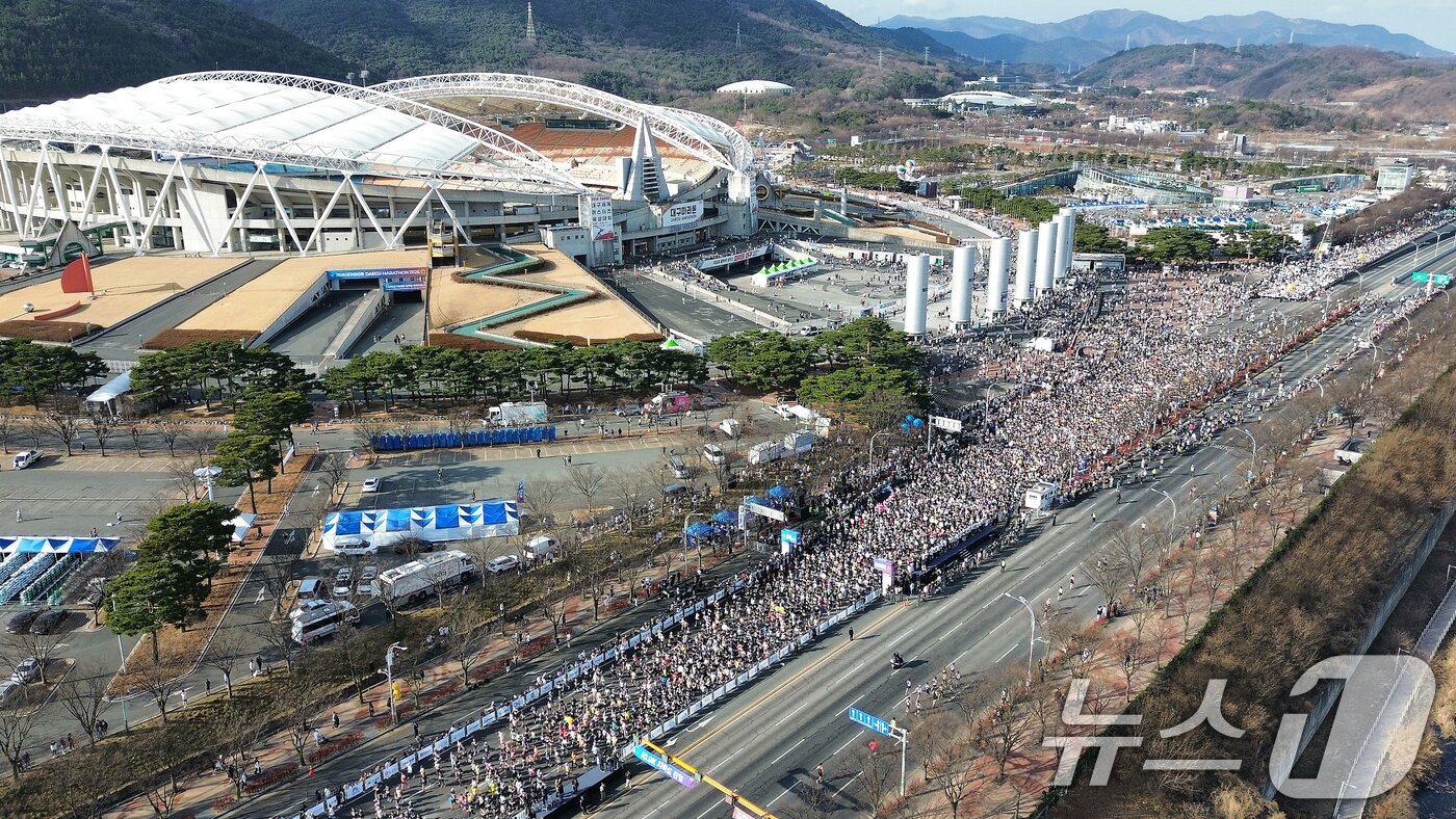 본문 이미지 - 22일 오전 대구 수성구 대구스타디움 앞에서 열린 '2026 대구마라톤대회' 참가자들이 힘차게 달리고 있다. 이번 대회에는 국내외 마라토너 4만여 명이 참가해 국내 최대 규모로 치러진다. 2026.2.22 ⓒ 뉴스1 공정식 기자