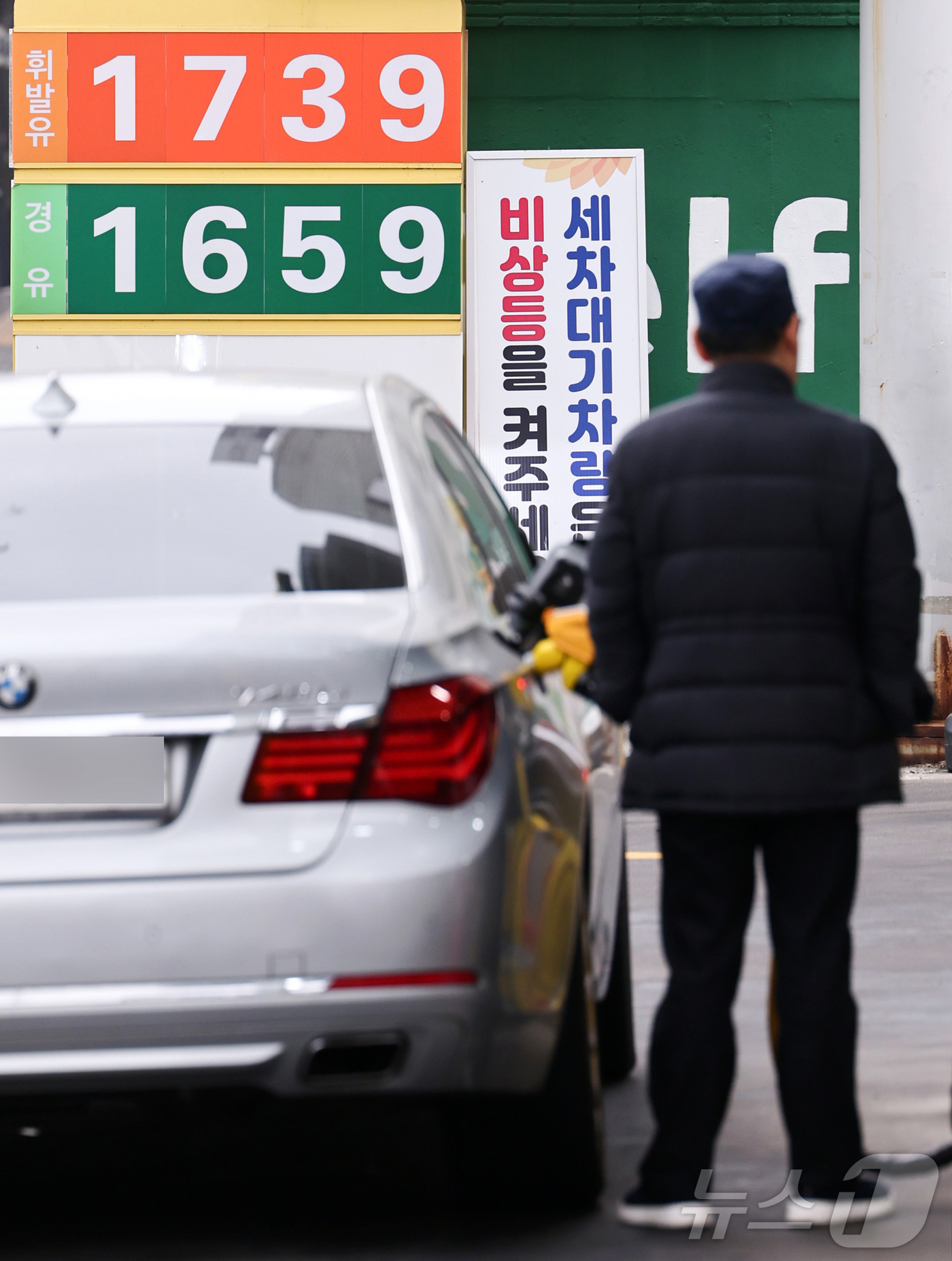 (서울=뉴스1) 최지환 기자 = 국내 주유소 휘발유 주간 평균 가격이 11주 만에 상승세로 돌아선 22일 서울의 한 주유소에 휘발유와 경유 가격이 표시돼 있다. 한국석유공사 유가정 …