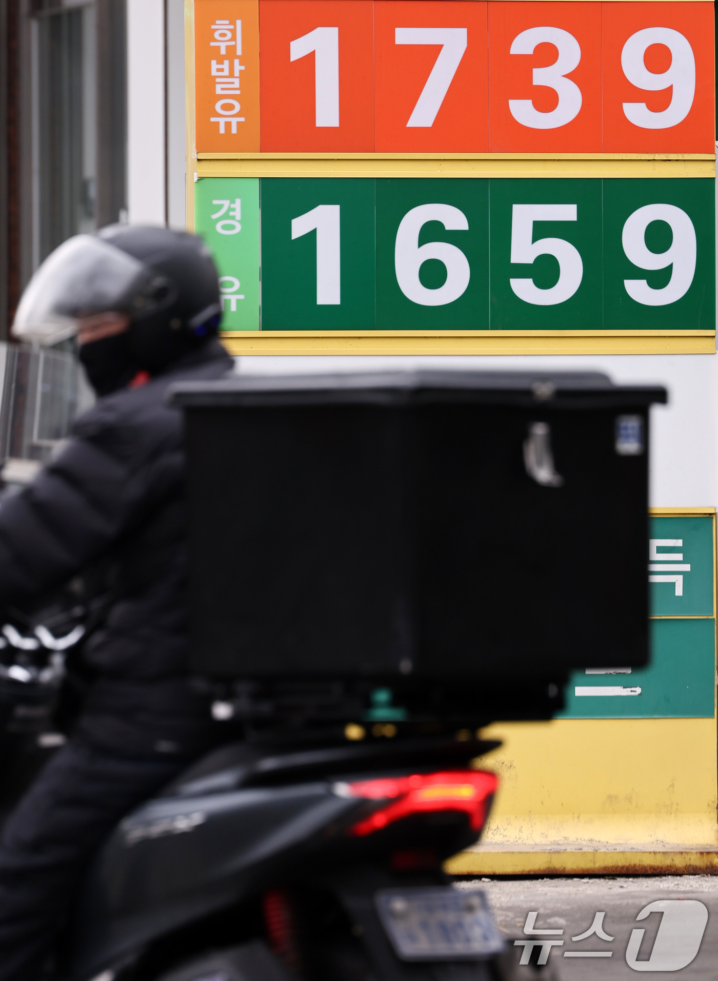 (서울=뉴스1) 최지환 기자 = 국내 주유소 휘발유 주간 평균 가격이 11주 만에 상승세로 돌아선 22일 서울의 한 주유소에 휘발유와 경유 가격이 표시돼 있다. 한국석유공사 유가정 …