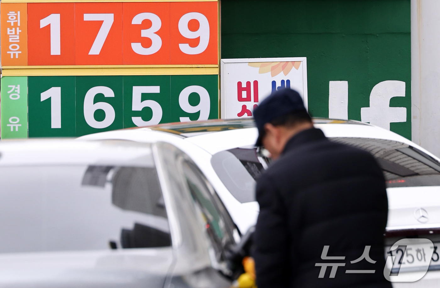 (서울=뉴스1) 최지환 기자 = 국내 주유소 휘발유 주간 평균 가격이 11주 만에 상승세로 돌아선 22일 서울의 한 주유소에 휘발유와 경유 가격이 표시돼 있다. 한국석유공사 유가정 …