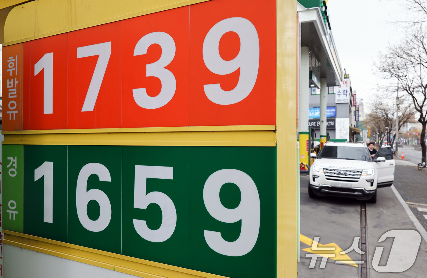 (서울=뉴스1) 최지환 기자 = 국내 주유소 휘발유 주간 평균 가격이 11주 만에 상승세로 돌아선 22일 서울의 한 주유소에 휘발유와 경유 가격이 표시돼 있다. 한국석유공사 유가정 …