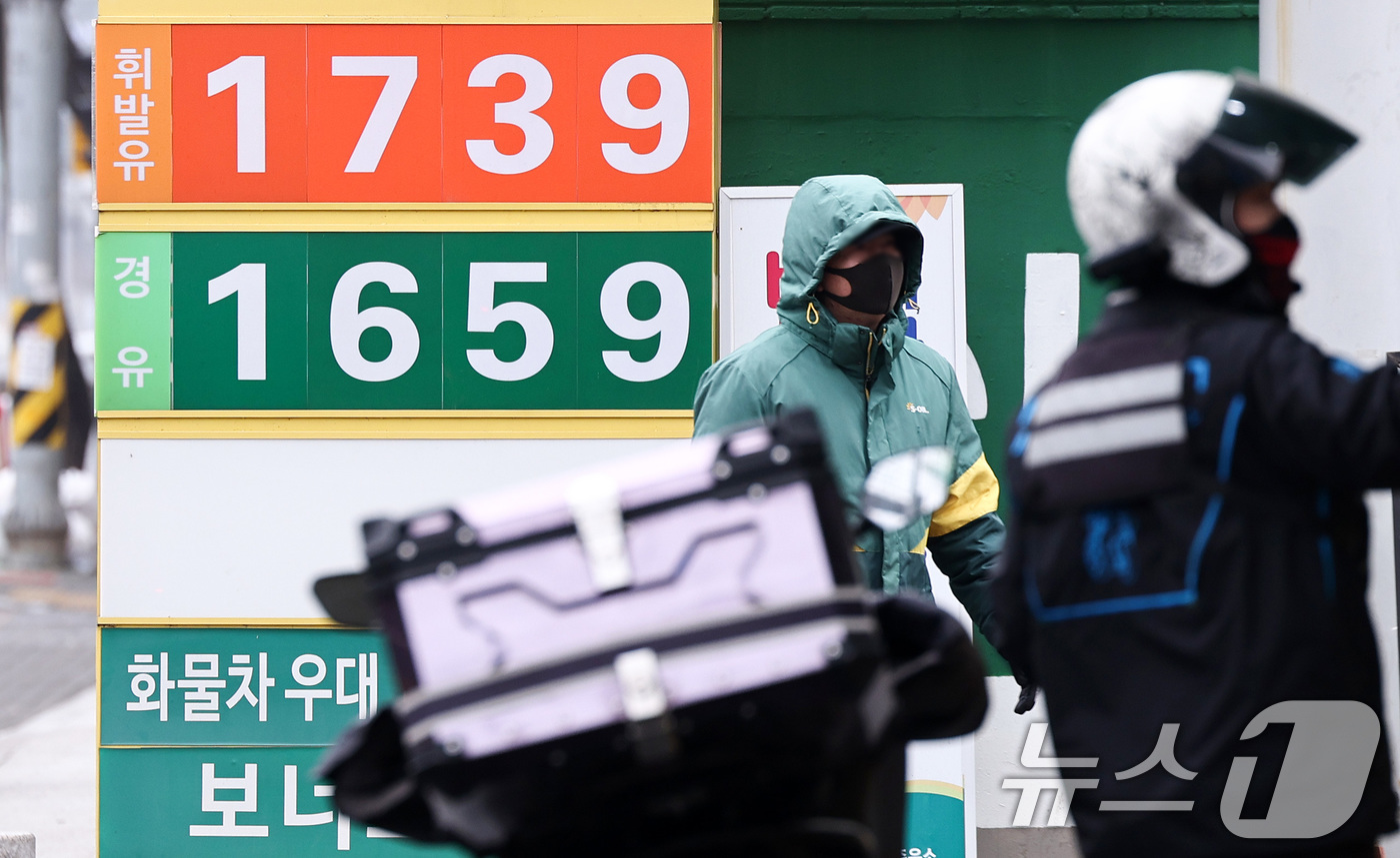 (서울=뉴스1) 최지환 기자 = 국내 주유소 휘발유 주간 평균 가격이 11주 만에 상승세로 돌아선 22일 서울의 한 주유소에 휘발유와 경유 가격이 표시돼 있다. 한국석유공사 유가정 …
