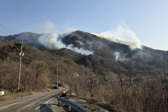 함양 산불 26시간째…강풍에 진화율 47%→40%