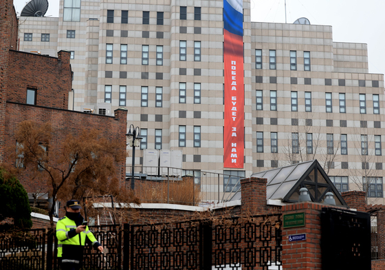 러 대사관, 우크라전 4주년 앞두고 '승리는 우리 것' 현수막 게시에 눈살