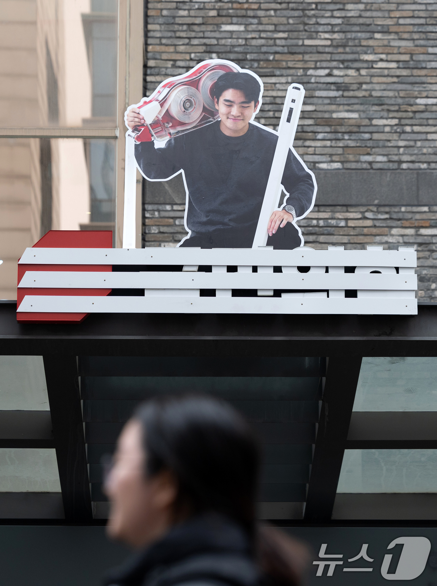 (서울=뉴스1) 이승배 기자 = 국민의힘이 오는 3·1절 새로운 당명을 발표할 계획인 가운데 22일 서울 여의도 중앙당사에 당명개정과 관련해 '국민의힘' 로고를 지운 옥외광고물이 …