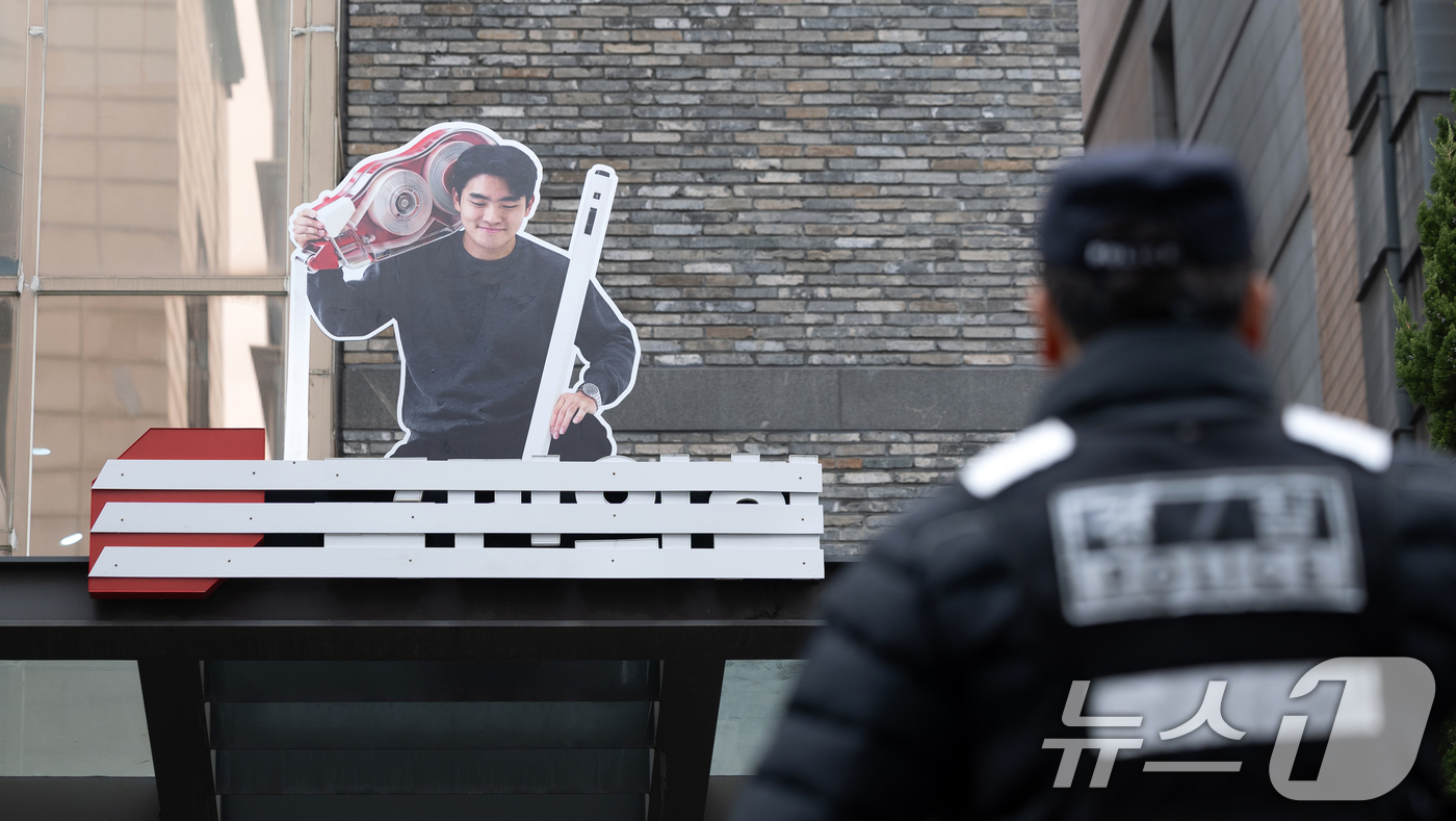 (서울=뉴스1) 이승배 기자 = 국민의힘이 오는 3·1절 새로운 당명을 발표할 계획인 가운데 22일 서울 여의도 중앙당사에 당명개정과 관련해 '국민의힘' 로고를 지운 옥외광고물이 …