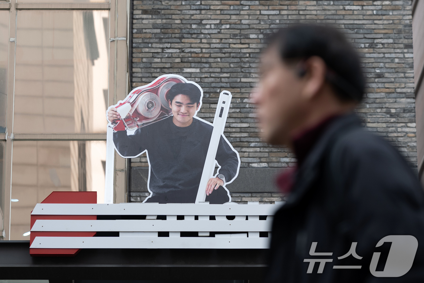 (서울=뉴스1) 이승배 기자 = 국민의힘이 오는 3·1절 새로운 당명을 발표할 계획인 가운데 22일 서울 여의도 중앙당사에 당명개정과 관련해 '국민의힘' 로고를 지운 옥외광고물이 …