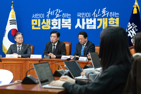 기자간담회 발언하는 조승래 사무총장