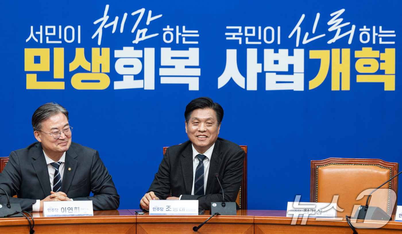 (서울=뉴스1) 이승배 기자 = 조승래 더불어민주당 사무총장이 22일 서울 여의도 국회에서 열린 기자가담회에서 미소 짓고 있다. 2026.2.22/뉴스1