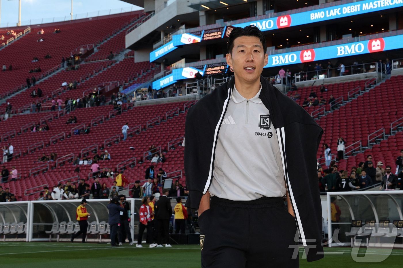 본문 이미지 - 손흥민이 22일(현지시간) 미국 로스엔젤레스 메모리얼 콜리세움에서 열린 LA FC와 인터 마이애미 2026 MLS 공식 개막전에 선발 출격하고 있다. ⓒ AFP=뉴스1