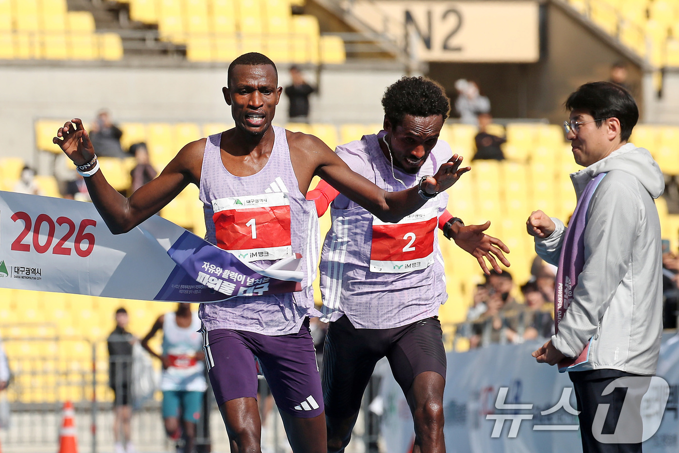 (대구=뉴스1) 공정식 기자 = 22일 오전 대구 수성구 대구스타디움 일원에서 열린 '2026 대구마라톤대회'에서 게브리엘 제럴드 게이(탄자니아)가 남자 1위로 결승선을 통과하고 …