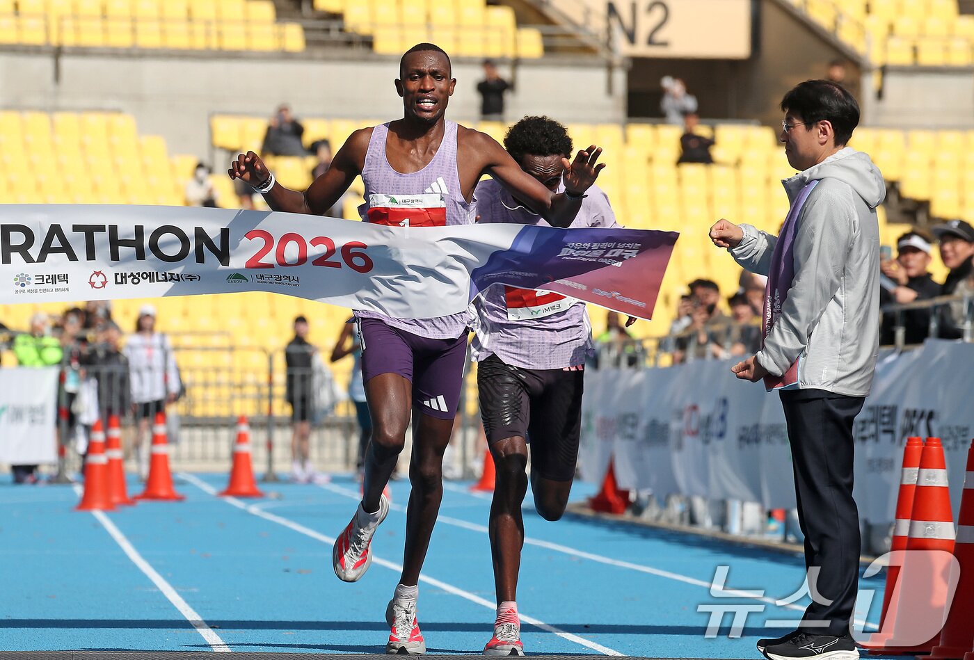 본문 이미지 - 22일 오전 대구 수성구 대구스타디움 일원에서 열린 '2026 대구마라톤대회'에서 게브리엘 제럴드 게이(탄자니아)가 남자 1위로 결승선을 통과하고 있다. 2026.2.22 ⓒ 뉴스1 공정식 기자