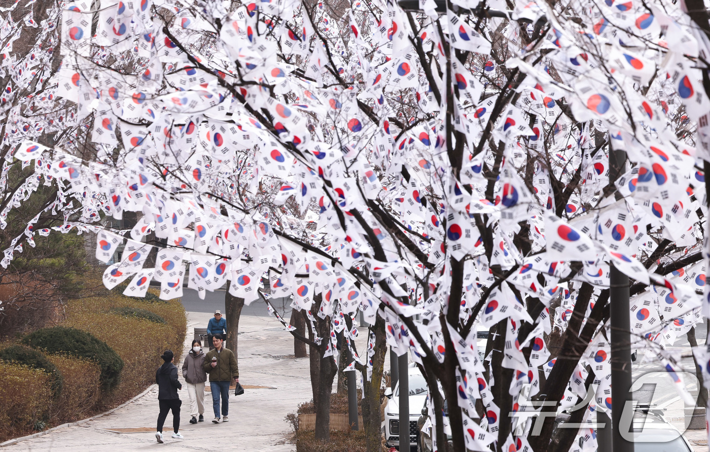 (서울=뉴스1) 최지환 기자 = 3·1절을 앞둔 22일 서울 용산구 효창공원에 조성된 '태극기 트리'에 게양된 태극기가 휘날리고 있다. 2026.2.22/뉴스1