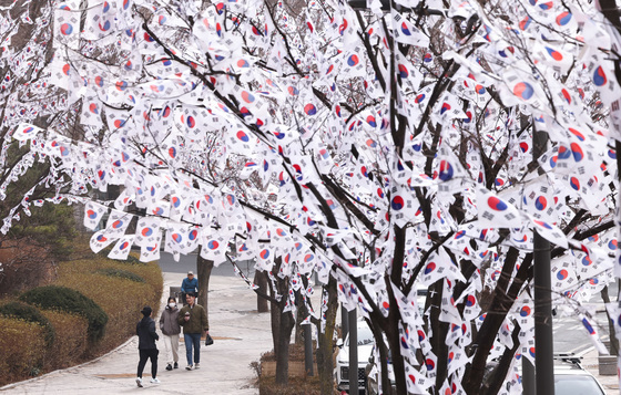 삼일절 앞두고 태극기 거리 조성된 효창공원