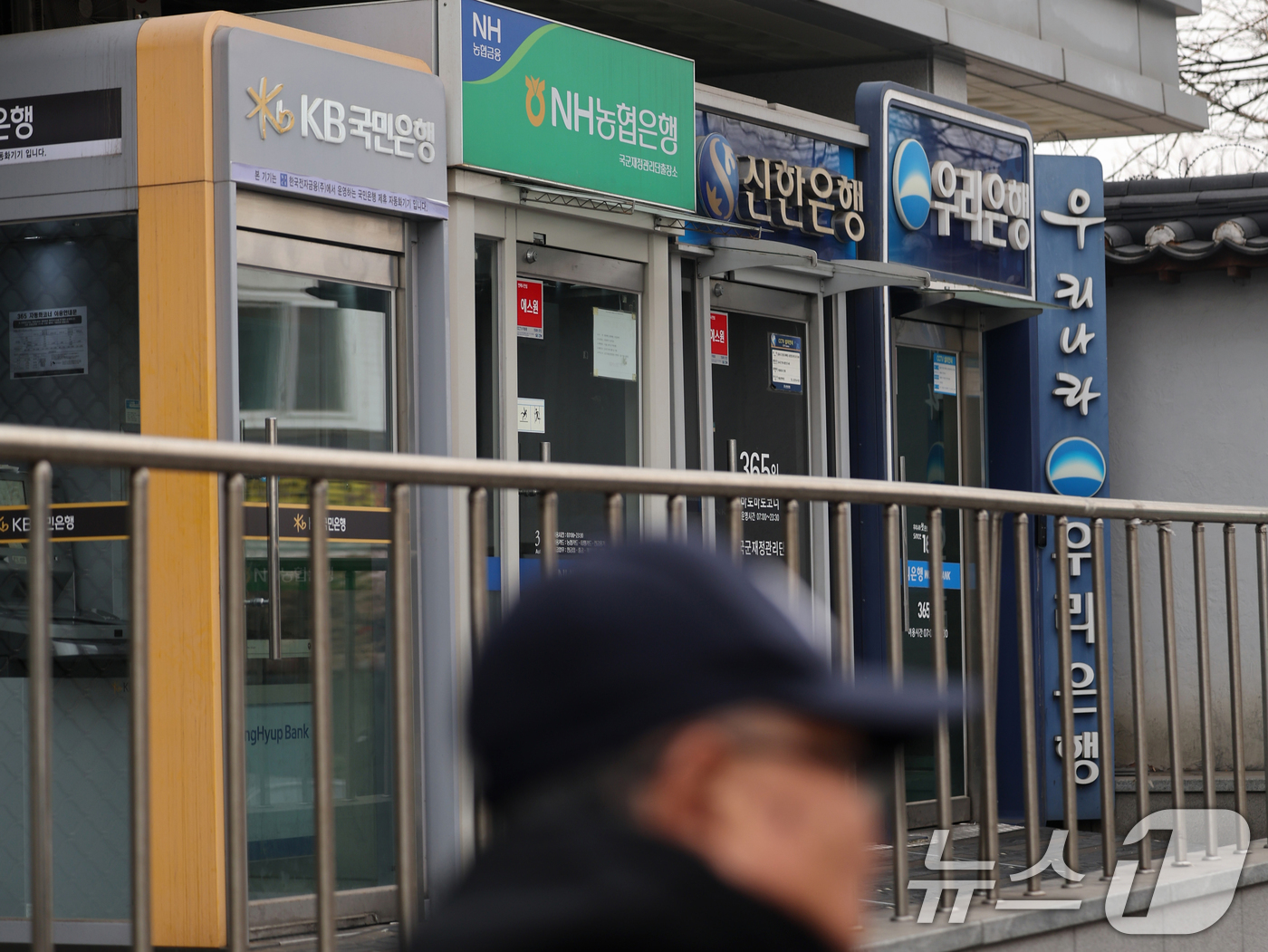 (서울=뉴스1) 황기선 기자 = 22일 서울 시내 은행 ATM기 앞으로 시민들이 지나가고 있다.이날 금융권에 따르면 주요 5대 은행(KB국민·신한·하나·우리·NH농협)의 다주택자 …