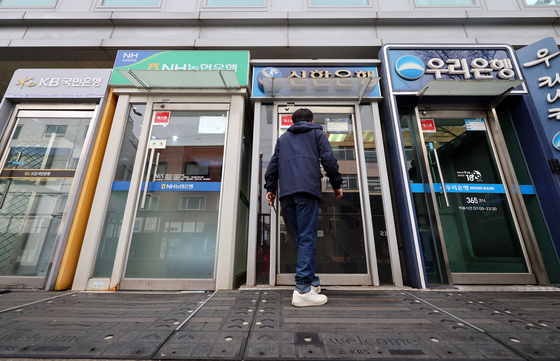 규제에 은행 가계대출 '쥐꼬리' 늘었는데…투자 대기성 자금은 '눈덩이'