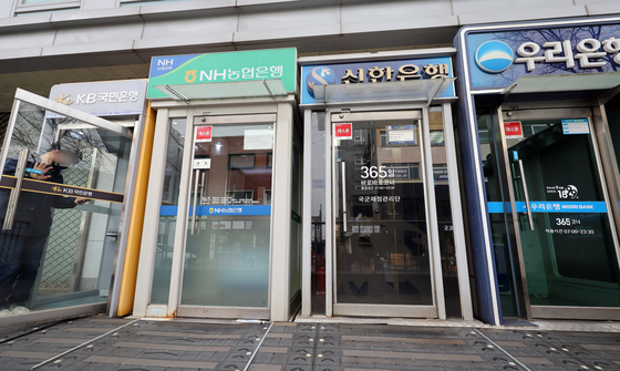 베일 벗은 '성별·직급별' 연봉…우리은행 '행원 연봉'도 여자가 더 높네