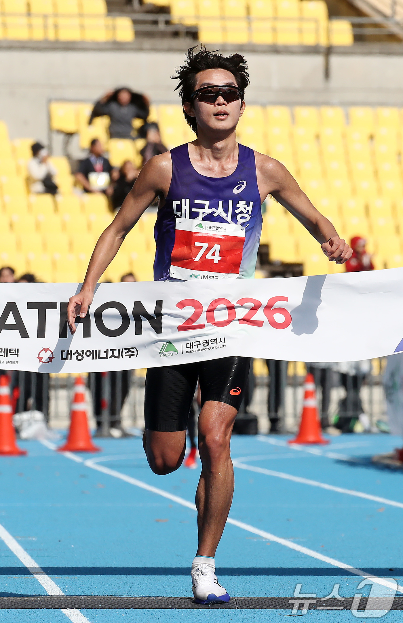 (대구=뉴스1) 공정식 기자 = 22일 오전 대구 수성구 대구스타디움 일원에서 열린 '2026 대구마라톤대회'에 출전한 이동진(대구시청)이 국내 남자 1위로 결승선을 통과하고 있다 …