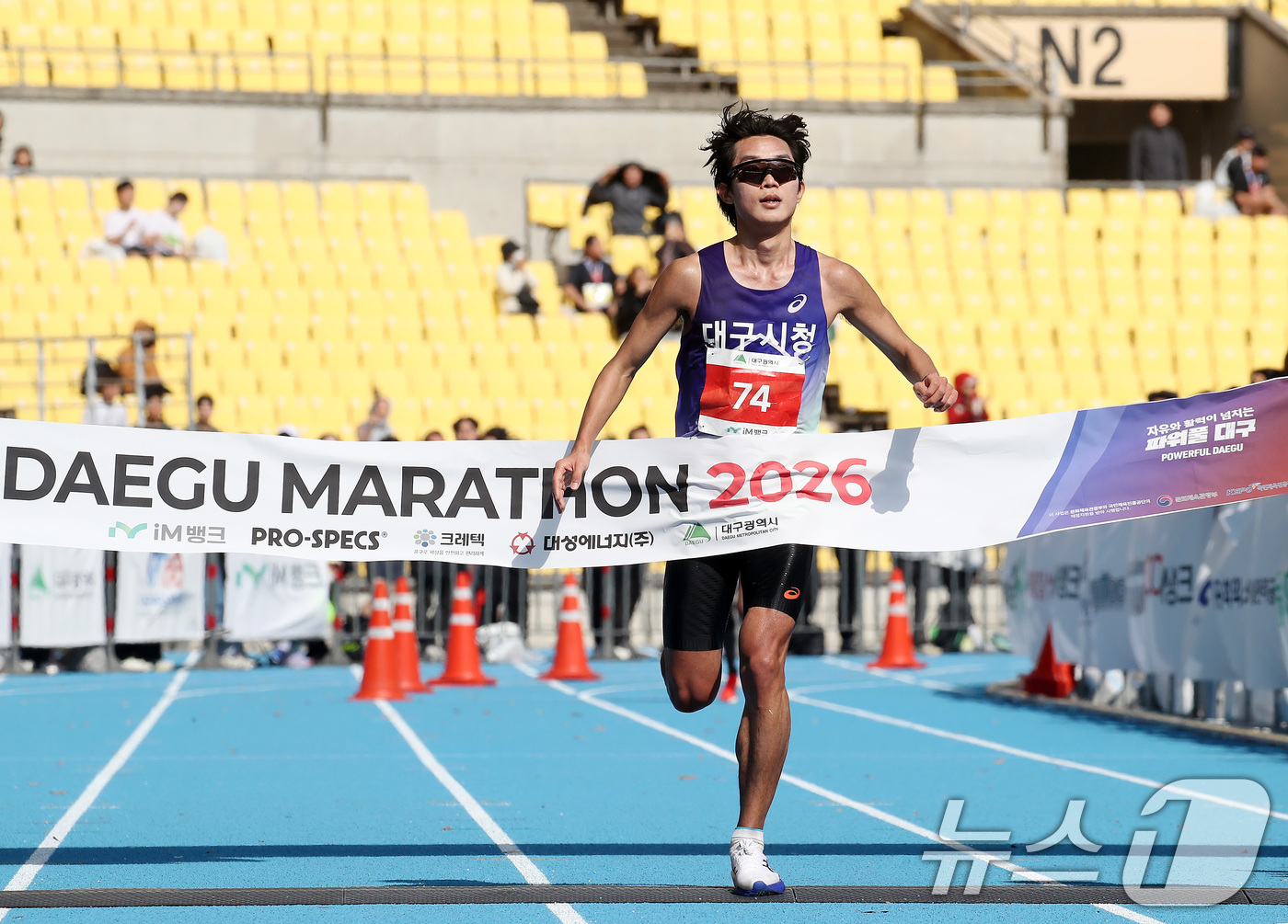 (대구=뉴스1) 공정식 기자 = 22일 오전 대구 수성구 대구스타디움 일원에서 열린 '2026 대구마라톤대회'에 출전한 이동진(대구시청)이 국내 남자 1위로 결승선을 통과하고 있다 …