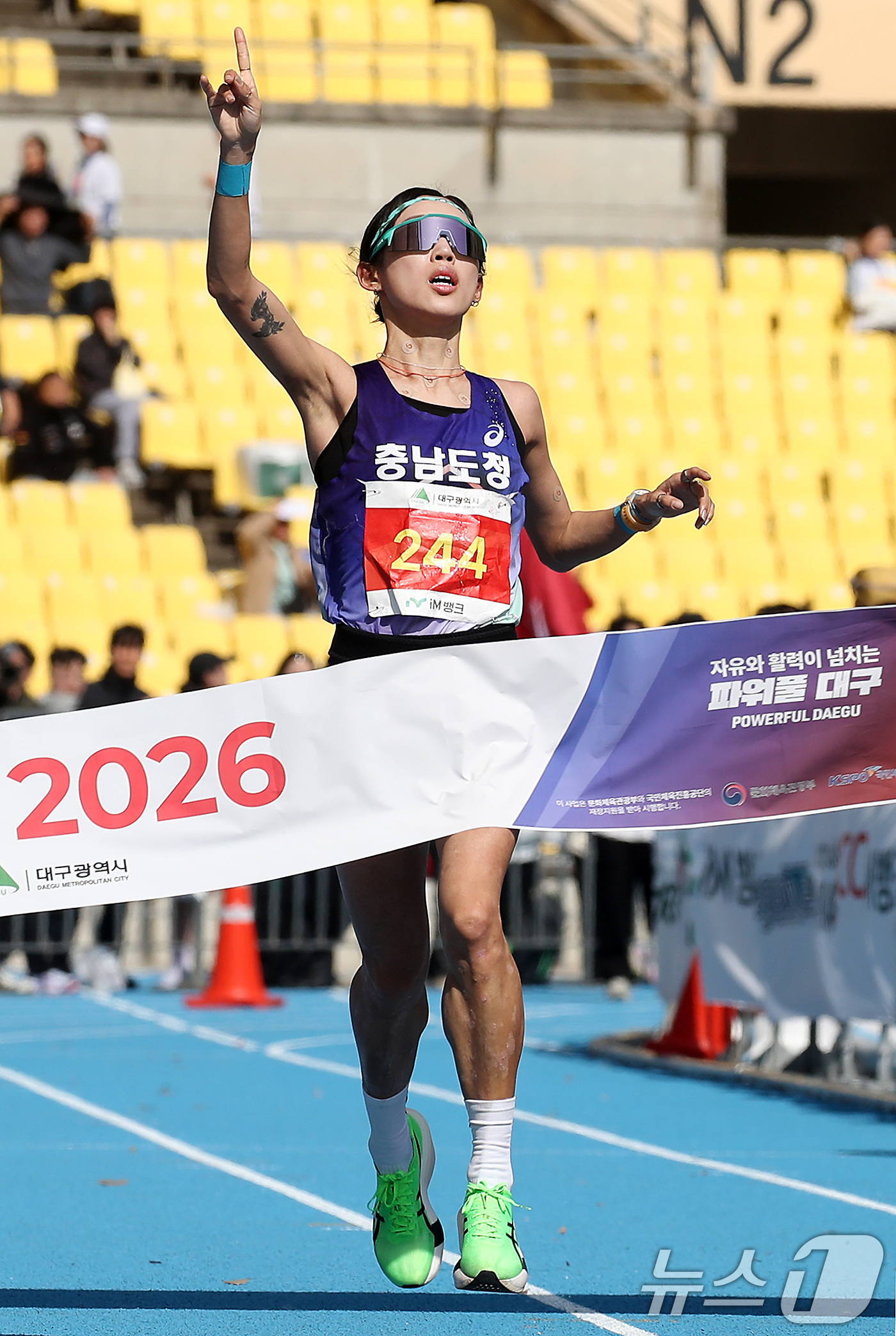 (대구=뉴스1) 공정식 기자 = 22일 오전 대구 수성구 대구스타디움 일원에서 열린 '2026 대구마라톤대회'에 출전한 최정윤(충남도청)이 국내 여자 1위로 결승선을 통과하고 있다 …