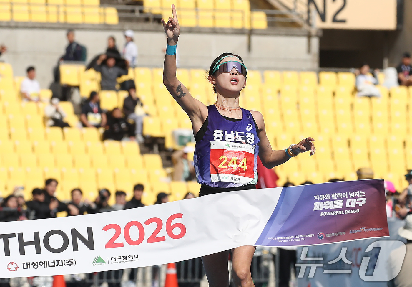 (대구=뉴스1) 공정식 기자 = 22일 오전 대구 수성구 대구스타디움 일원에서 열린 '2026 대구마라톤대회'에 출전한 최정윤(충남도청)이 국내 여자 1위로 결승선을 통과하고 있다 …