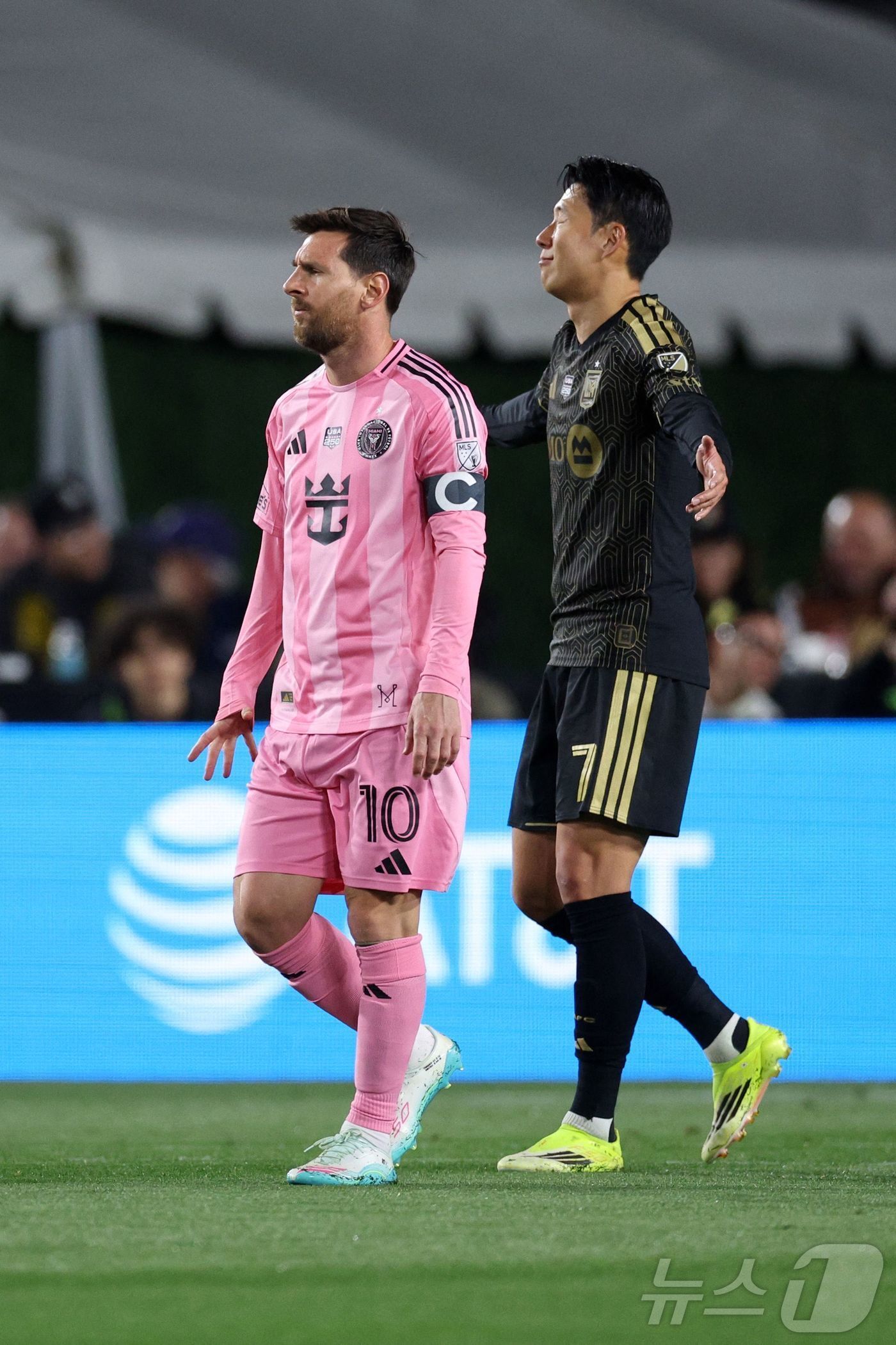 본문 이미지 - 손흥민과 리오넬 메시가 22일(현지시간) 미국 로스엔젤레스 메모리얼 콜리세움에서 열린 LA FC와 인터 마이애미 2026 MLS 공식 개막전에서 나란히 선발 출격하고 있다. ⓒ AFP=뉴스1
