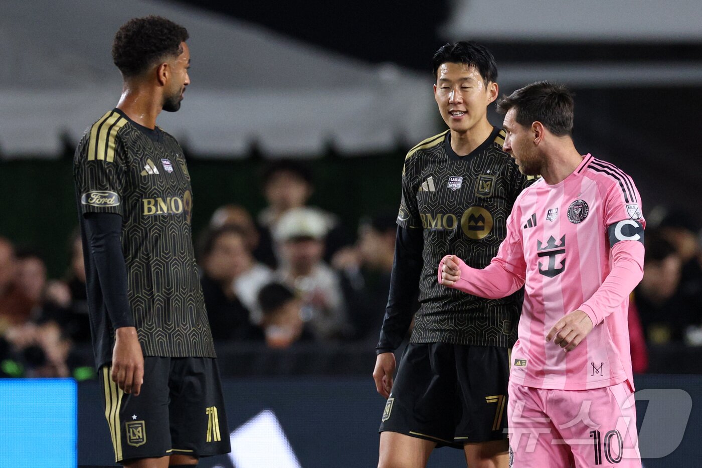 본문 이미지 - 손흥민과 리오넬 메시가 22일(현지시간) 미국 로스엔젤레스 메모리얼 콜리세움에서 열린 LA FC와 인터 마이애미 2026 MLS 공식 개막전에서 대화하고 있다. ⓒ AFP=뉴스1